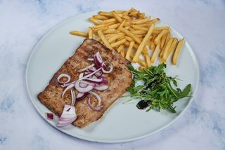 Punjena bela vešalica