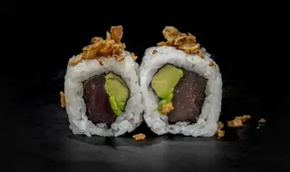 99.Uramaki De Atún Con Aguacate Y Cebolla Fritas (8 Uds.)