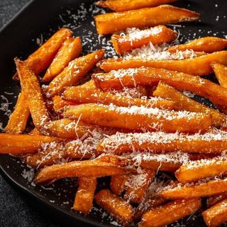 Батат фрі з сиром Пармезаном та трюфельним маслом (150г)