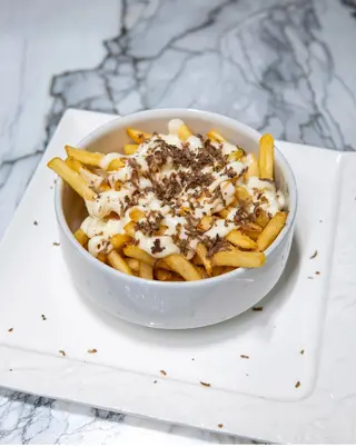 Patate fritte con fonduta di parmigiano e tartufo fresco scagliato