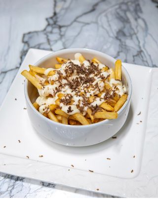Patate fritte con fonduta di parmigiano e tartufo fresco scagliato