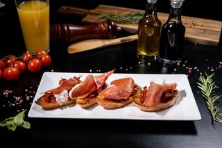 Bruschete cu rosii uscate si prosciutto crudo 