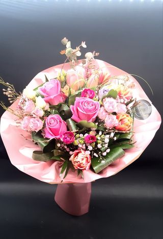 Buchet  rotund cu mixt de flori roz   și ambalaj roz 