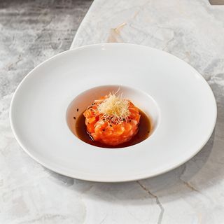 Tatar z łososia z grzankami czosnkowymi