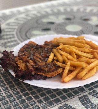 Snitel porc in sos de ceapa