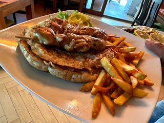 Pileći ražnjići i pomfrit