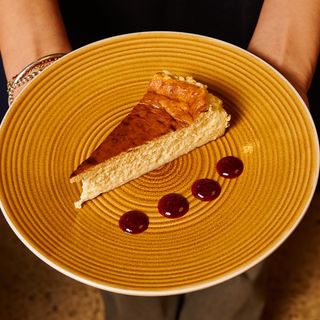 Pastel de queso con toques de limón y vainilla (porción)