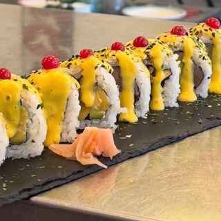 Uramaki Atun con mango