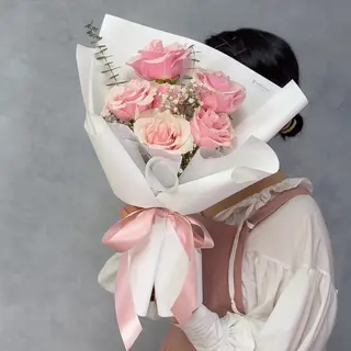 Bouquet di rose miste decorato con bianco e verde 