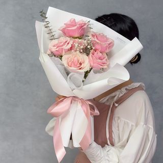 Bouquet di rose miste decorato con bianco e verde 