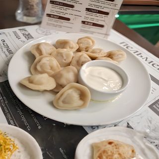 Соковиті пельмені з м'ясом свинини у вершковому маслі