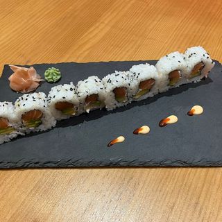 ROLLS SALMON AGUACATE  QUESO 8 PCS