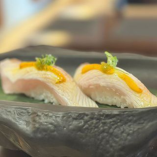 Niguiri aburi hamachi (2 uds.)