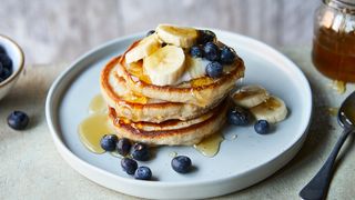 Панкейки з кленовим сиропом, горішками та фруктами (290г)