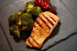 File de somon cu broccoli la cuptor / la gratar