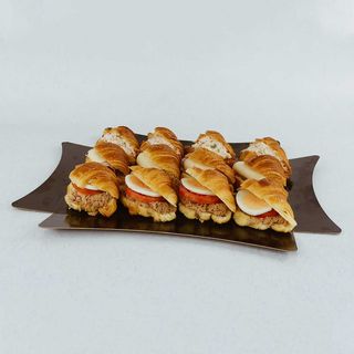 Bandeja Mini croissants variados.