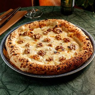 Pizza Gorgonzola e nocci