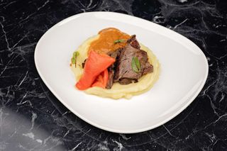 Obrăjori de vită slow-cooked cu piure de cartofi și ardei copt