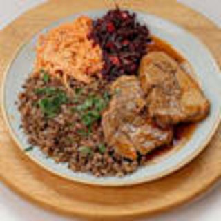 Karkówka w sosie z kaszą gryczaną i surówką