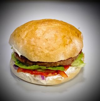 Punjena juneća pljeskavica DIMLJENOM SLANINOM  I TRAPISTOM