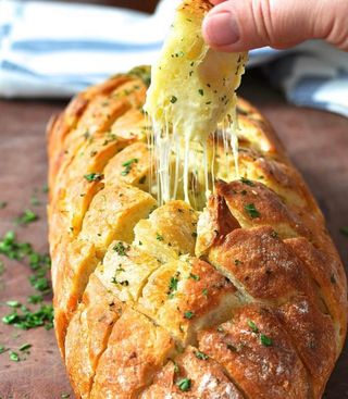 Pan De Ajo Y Mozzarella