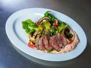 Салат з телятиною (265г)