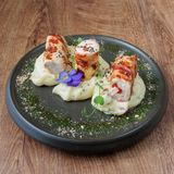 Pileća rolnica servirana na royal pireu