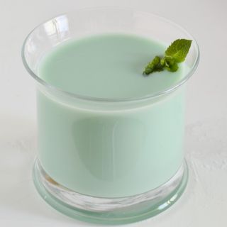 Latte bianco freddo  con menta 