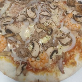 Pizza De Mar Y Tierra