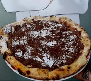 Pizza con nutella e zucchero a velo