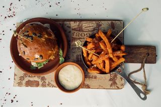 Burger de curcan cu cartofi dulci prajiti si parmezan