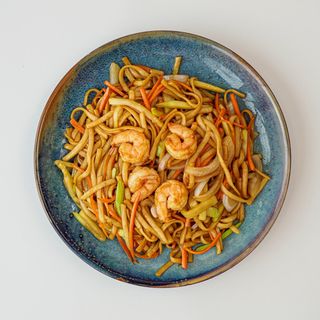 Tallarines fritos con gambas