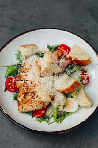 Салат з соусом Цезар та грильованою куркою 