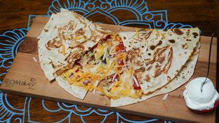 Omlet sa sirom u velikoj tortilji