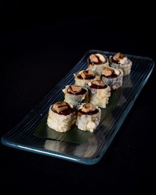 Roll tempurizado de anguila marinada con topping de foie [4 piezas]