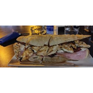 Bokadillo Pollo Con Queso Con York Con Bacon Y Huevo Duro