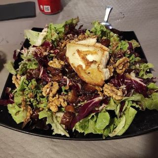 Ensalada Frutos Secos Y Queso De Cabra