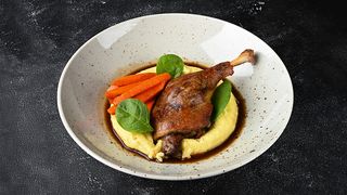 Качина ніжка конфі з картопляним пюре (330/50 г)