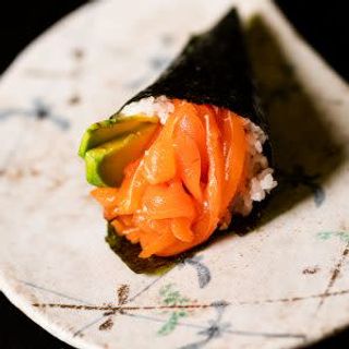 Temaki de salmón y aguacate 