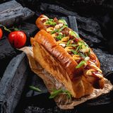 Хот-дог з копченою сосискою і перцем конфі