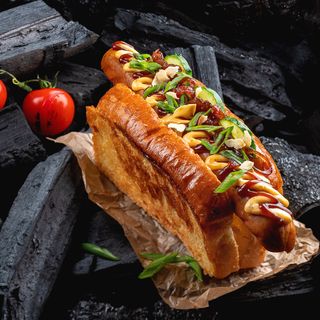 Хот-дог з копченою сосискою і перцем конфі