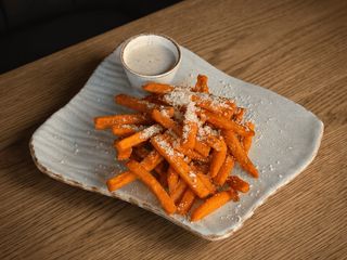 Батат фрі з трюфельним соусом (160/50g)
