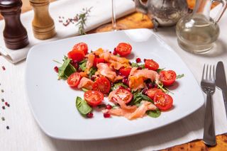 Salata cu somon si rosii cherry