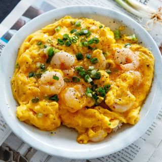 Œufs Brouillés Aux Crevettes Et Champignons