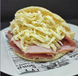 Arepa con jamón York y queso