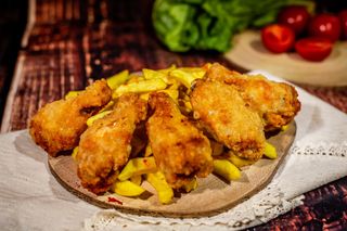 Aripioare pui crispy picante + cartofi prajiti