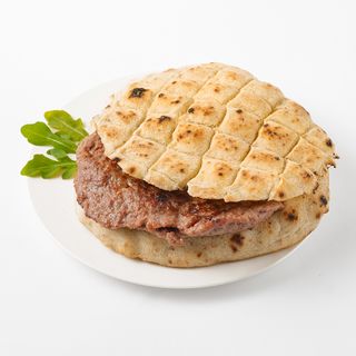 Pljeskavica sa sirom u lepinji