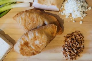 Plăcintă cu brânză-slănină-ceapă verde