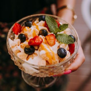 Beza z kremem z cointreau i owocami