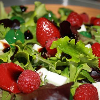 Ensalada Gourmet Con Frutos Rojos Y Aguacate